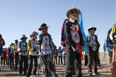 敦煌6晚7日戈壁成长营>敦煌戈壁徒步，戈壁露营